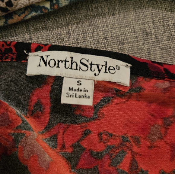 North Style Floral Blouse Small - Picture 6 of 6